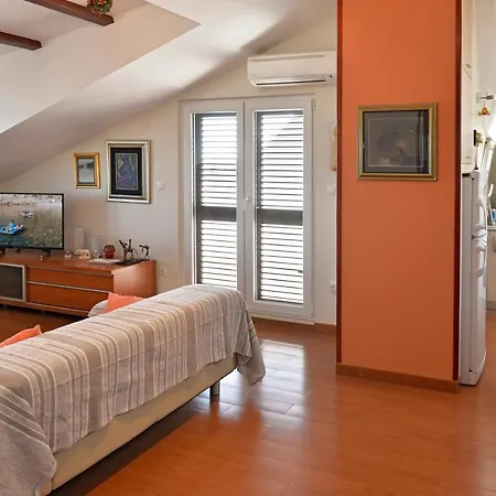 Franka Apartment Split