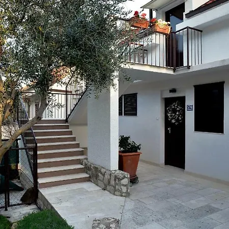 Franka Apartment Split
